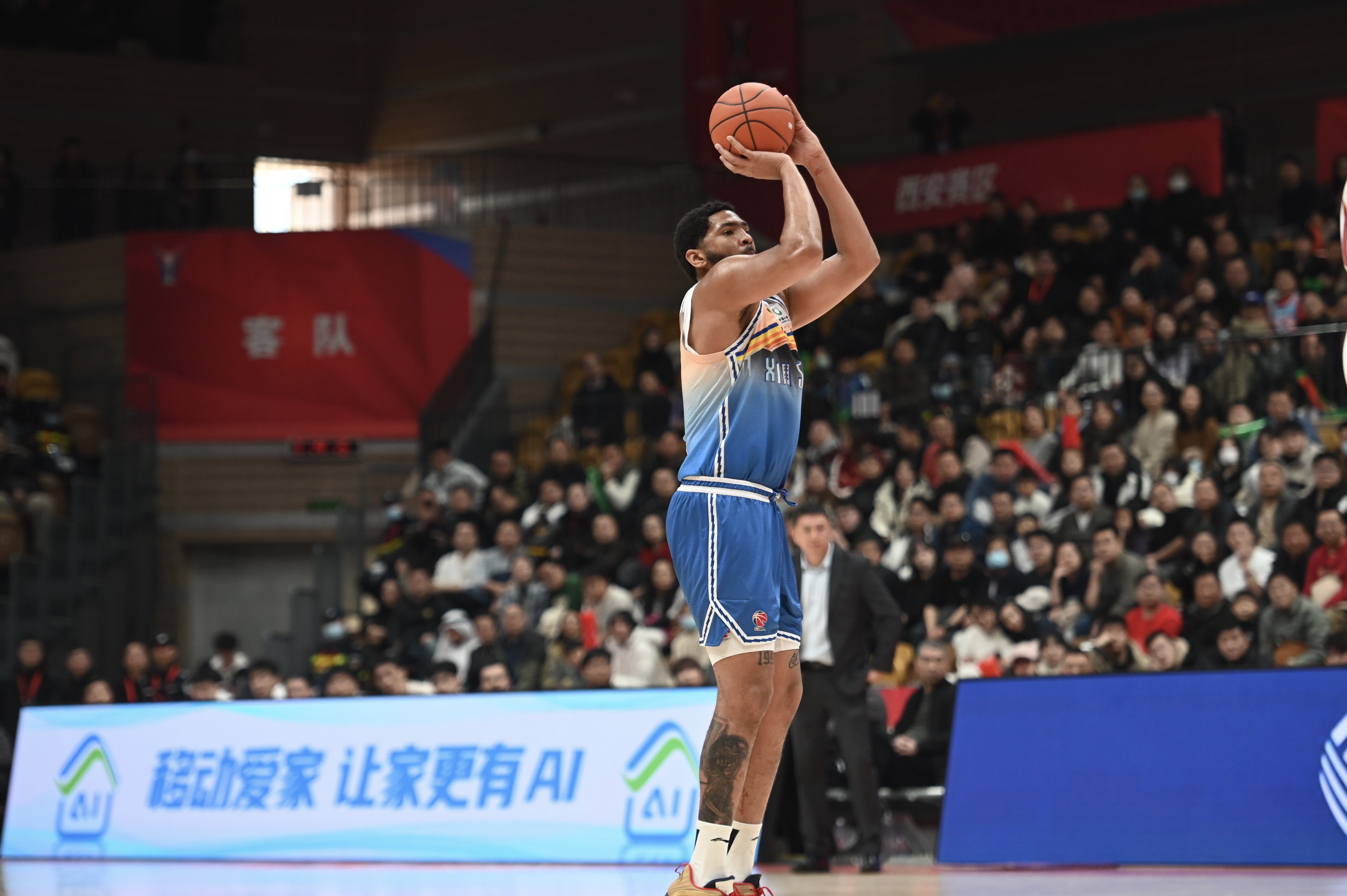 率先发力!新疆外援劳森首节7中5拿到11分 三分2中1